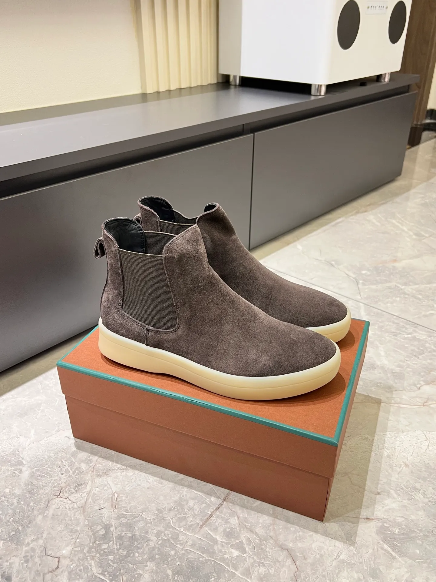 p440 Loro Piana's new niche winter men's mid-top shoes are shipped! The fabric is made of mercerized cowhide imported from Italy, with a sheepskin lining, which is comfortable, breathable and not stuffy to the feet. The outsole is made of natural rubber, which is wear-resistant and non-slip! Size: 38-44 (45.46.)